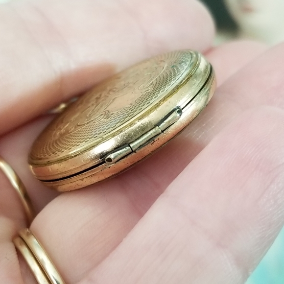 Relisted -Antique Victorian Locket gold tone lake house scene 1800s vintage - Picture 5 of 13